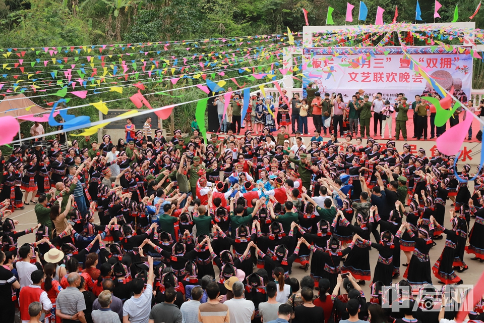 图为军民一起跳集体舞《哈尼宝贝》摄共徐军民情。马永翔 摄.JPG