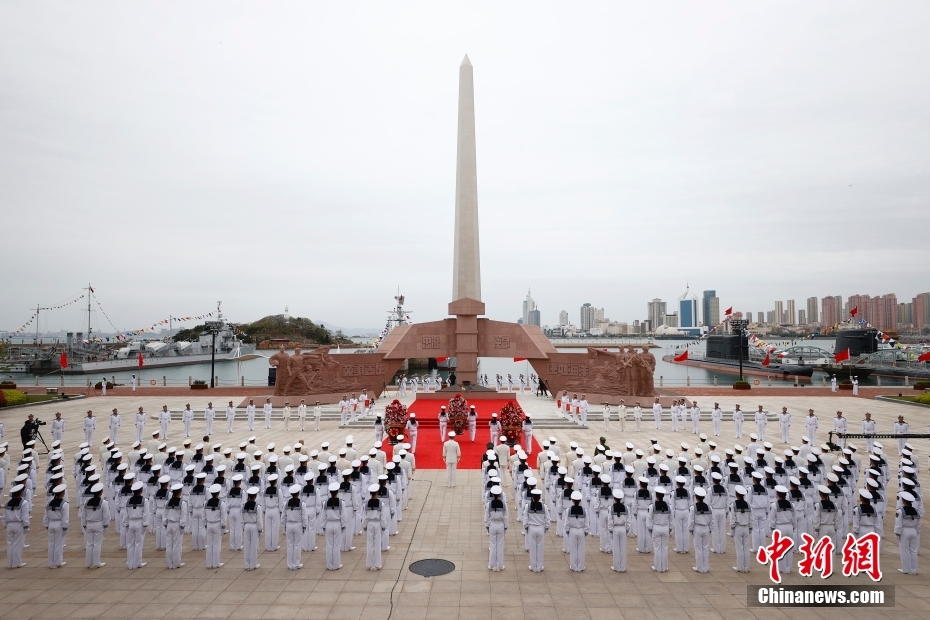4月23日上午，为庆祝中国人民解放军海军成立74周年，中国海军在青岛海军博物馆隆重举行致敬人民海军英雄仪式。 中新社记者 富田 摄