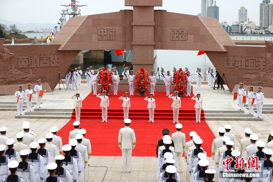 4月23日上午，为庆祝中国人民解放军海军成立74周年，中国海军在青岛海军博物馆隆重举行致敬人民海军英雄仪式。 中新社记者 富田 摄