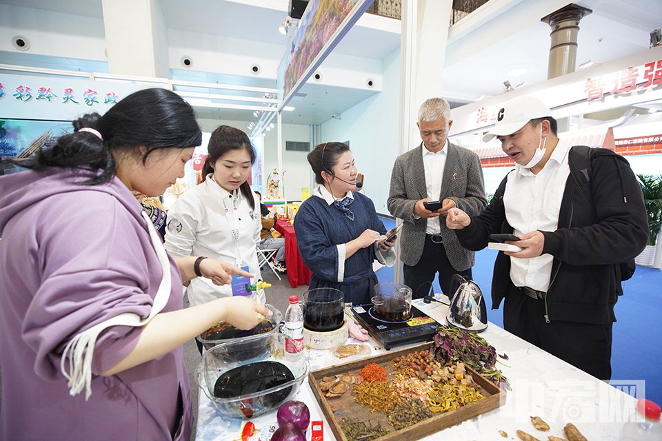 现场的特色展示互动。 中宏网记者 富宇 摄