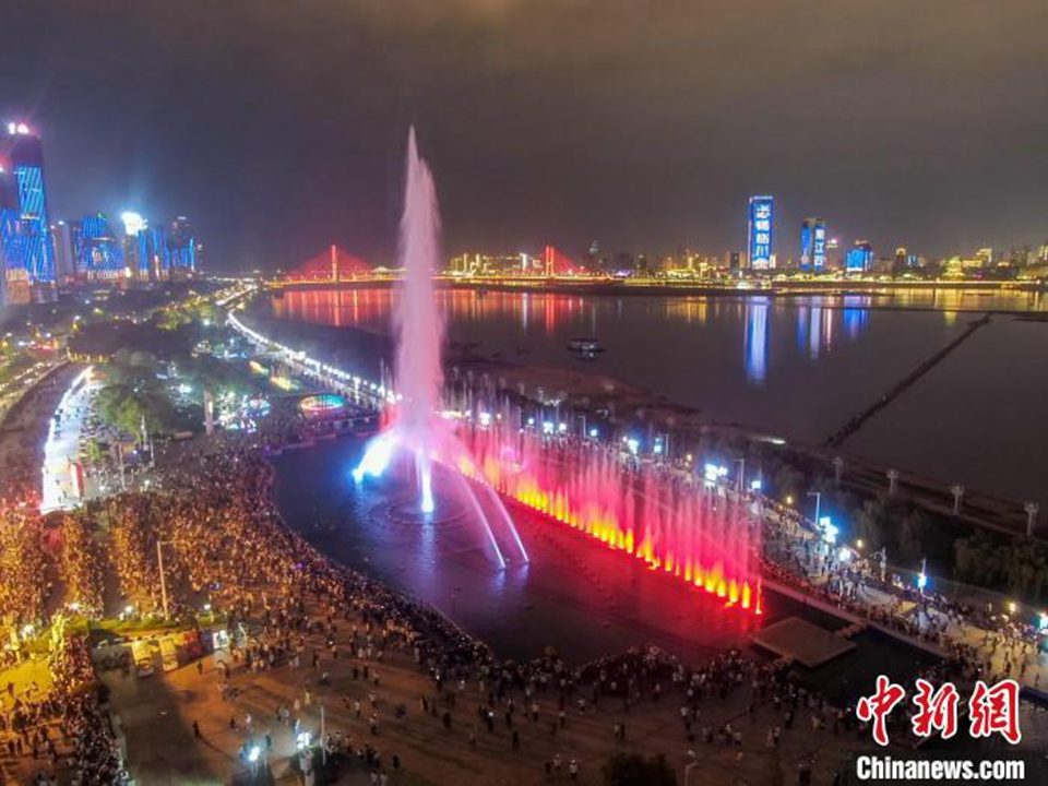 5月3日，“五一”小长假最后一天，在地处赣江之滨的江西南昌红谷滩区秋水广场，绚丽的音乐喷泉表演吸引了众多游客观看和拍照“打卡”。 刘力鑫 摄