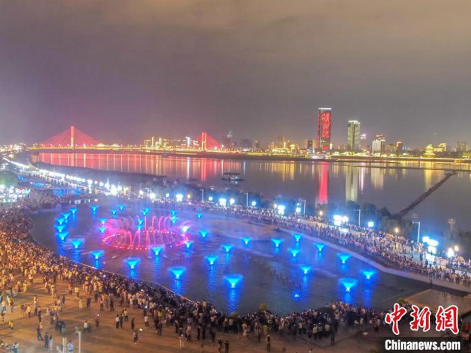 5月3日，“五一”小长假最后一天，在地处赣江之滨的江西南昌红谷滩区秋水广场，绚丽的音乐喷泉表演吸引了众多游客观看和拍照“打卡”。 刘力鑫 摄