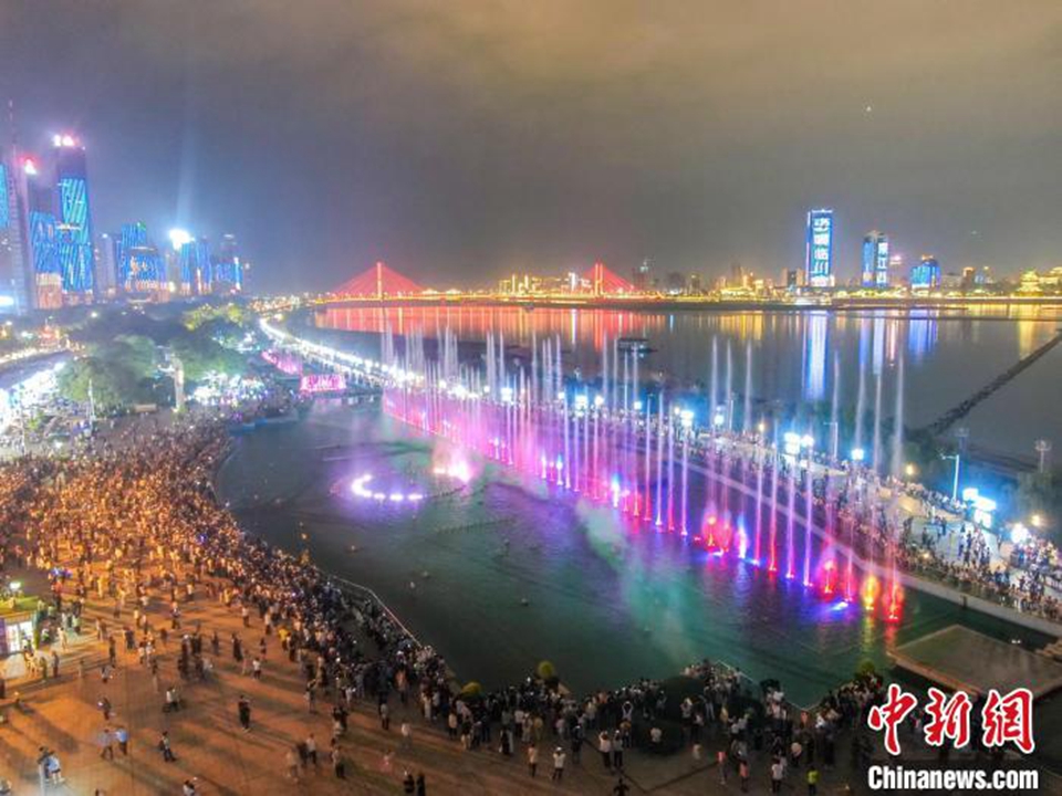 5月3日，“五一”小长假最后一天，在地处赣江之滨的江西南昌红谷滩区秋水广场，绚丽的音乐喷泉表演吸引了众多游客观看和拍照“打卡”。 刘力鑫 摄
