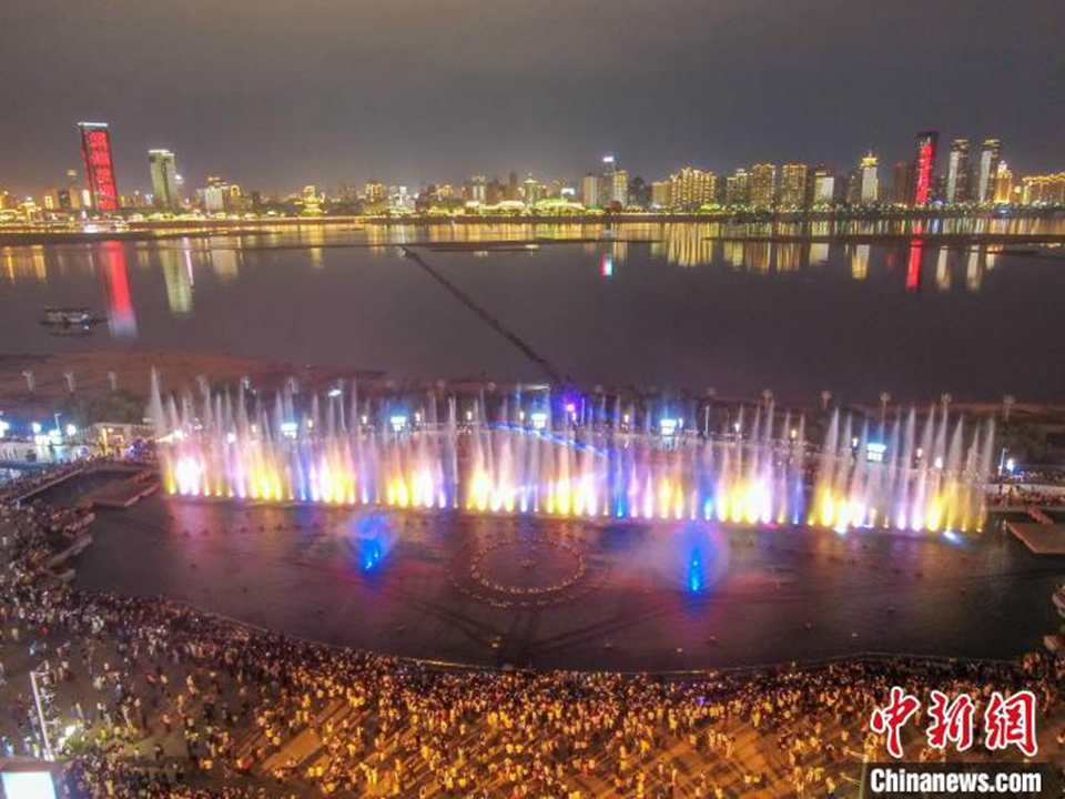 5月3日，“五一”小长假最后一天，在地处赣江之滨的江西南昌红谷滩区秋水广场，绚丽的音乐喷泉表演吸引了众多游客观看和拍照“打卡”。 刘力鑫 摄