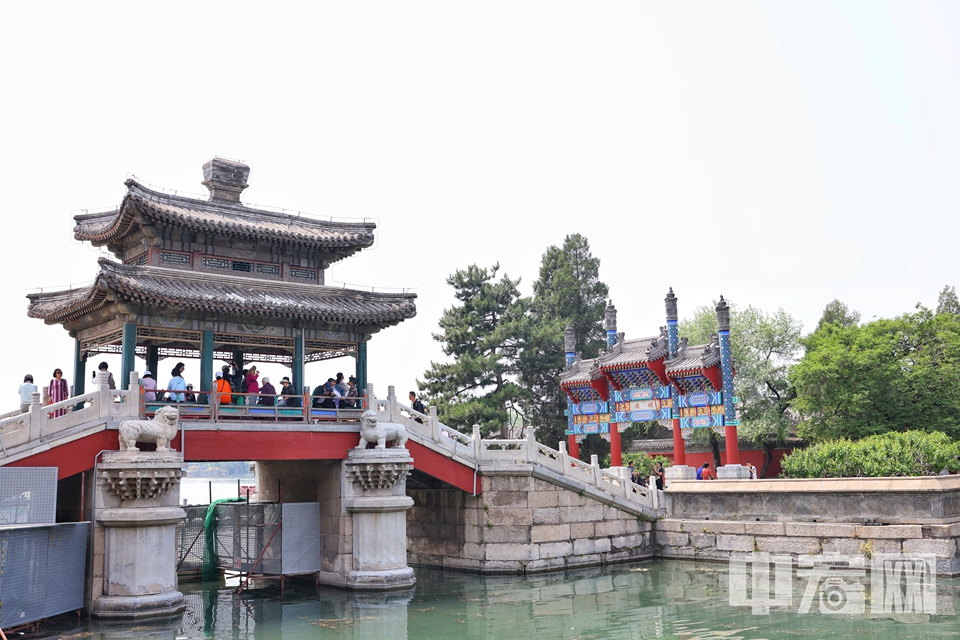 5月12日，北京颐和园花红柳绿令人心旷神怡，吸引众多游客前来观光游览。 陈硕 摄