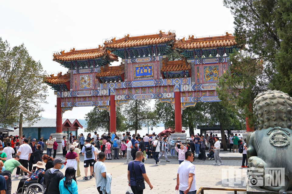 5月12日，北京颐和园花红柳绿令人心旷神怡，吸引众多游客前来观光游览。 陈硕 摄