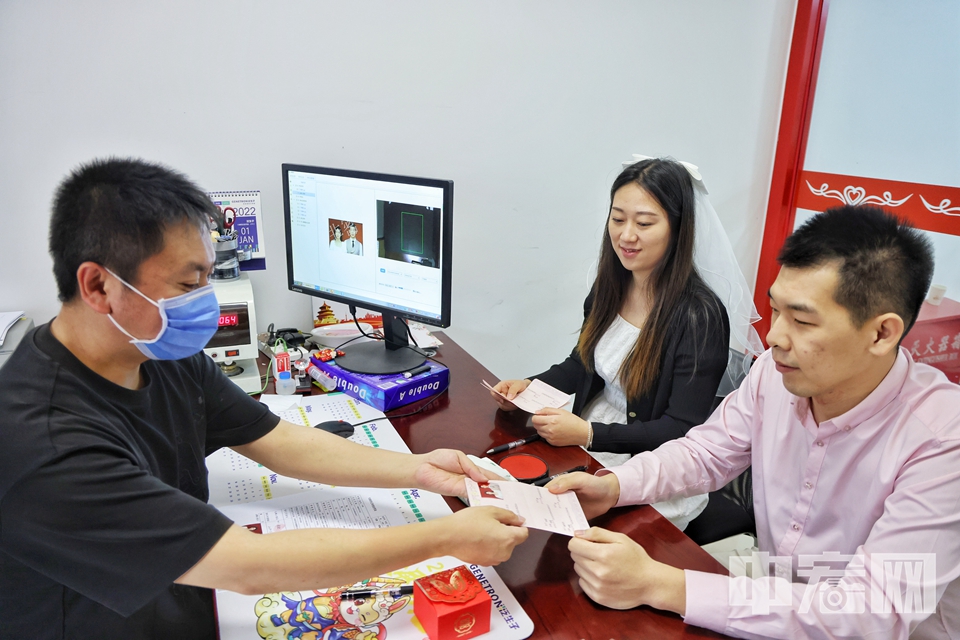 一早，东城区婚姻登记处8:00提前开门办公，开放前，为了更好的为新人们优化服务环境，公共区域也做了细致的消杀工作，为了更加安全健康，也提醒新人们佩戴好口罩。婚姻登记服务午间服务不间断，工作人员采取轮流上岗的方式，方便新人们办理。东城区婚姻登记事务中心副主任赵莉介绍：“虽然今天来领证的新人很多，但我们会根据需求推迟下班时间，只要是预约上的新人，就一定会让大家满怀幸福而来，怀揣满意而归。” 陈硕 摄