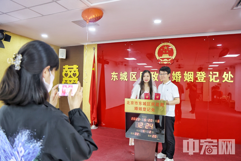 随着颁证大厅的开放，东城区婚姻登记处还为现场领证的新人举办了，以“520把爱交给时间”为主题的两场活动。 陈硕 摄