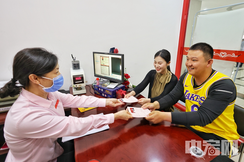 5月20日，东城区婚姻登记处迎来新一个婚姻登记高峰日。 陈硕 摄