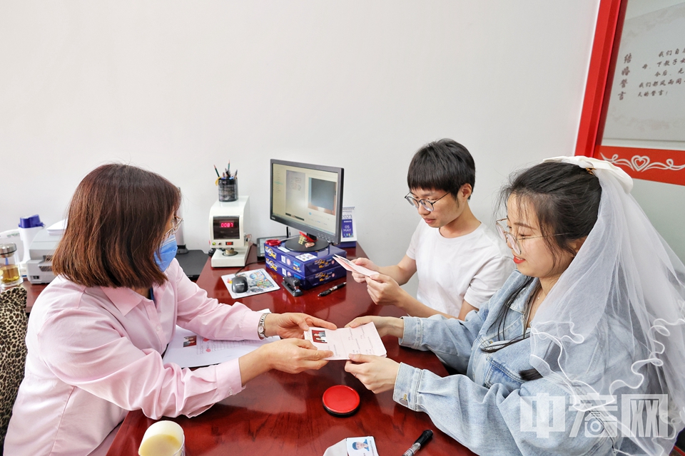 5月20日，东城区婚姻登记处迎来新一个婚姻登记高峰日。 陈硕 摄