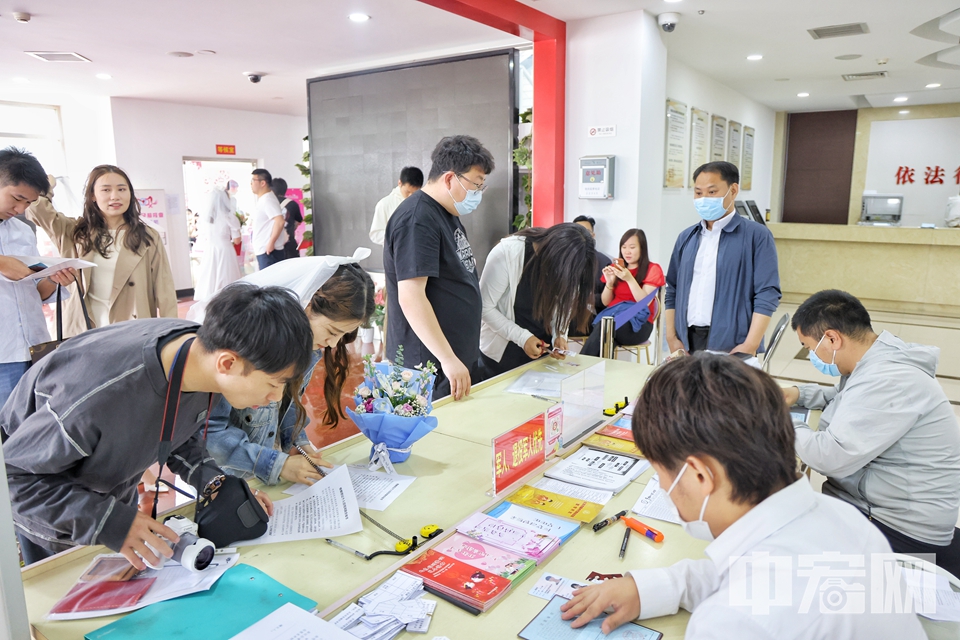 在现场，工作人员邀请现场新人走入不同的房间，氛围感满满的面对镜头录制下周年寄语、三周年寄语、五周年寄语、十周年寄语。寄语将会被刻录进光盘，由“家里家外工作室”保留，新人关注公众号后，登记邮箱地址和新人双方姓名，就可以等待收取“见证美好”的电子证书发送至邮箱了。时光流淌，以后每逢周年、三周年、五周年、十周年时，新人可以联系工作人员开启“时光机”，查阅对方在结婚登记时录制的“蜜蜜”寄语，一起感受爱你如初的美好“520”。 陈硕 摄