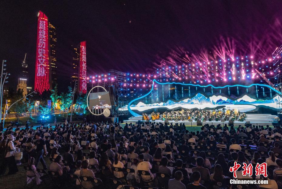 5月27日晚，大型管弦乐演出《大江南》在江苏南京国际青年文化公园奏响，拉开了2023南京文化艺术节的序幕。图为长江之畔演出现场。 中新社记者 泱波 摄