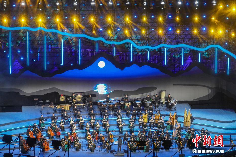 5月27日晚，大型管弦乐演出《大江南》在江苏南京国际青年文化公园奏响，拉开了2023南京文化艺术节的序幕。图为长江之畔演出现场。 中新社记者 泱波 摄