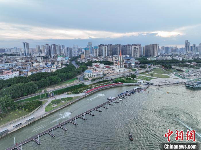 在南宁，普遍流传着“先有亭子渡，后有南宁城”的说法。史料记载，早在南宁形成城市之前的北宋时期，此处就已是繁华的商埠码头。在南宁修建邕江大桥前，亭子码头一度是当地重要交通枢纽和转运中心，附近还由此形成了繁荣的圩市。 陈冠言 摄