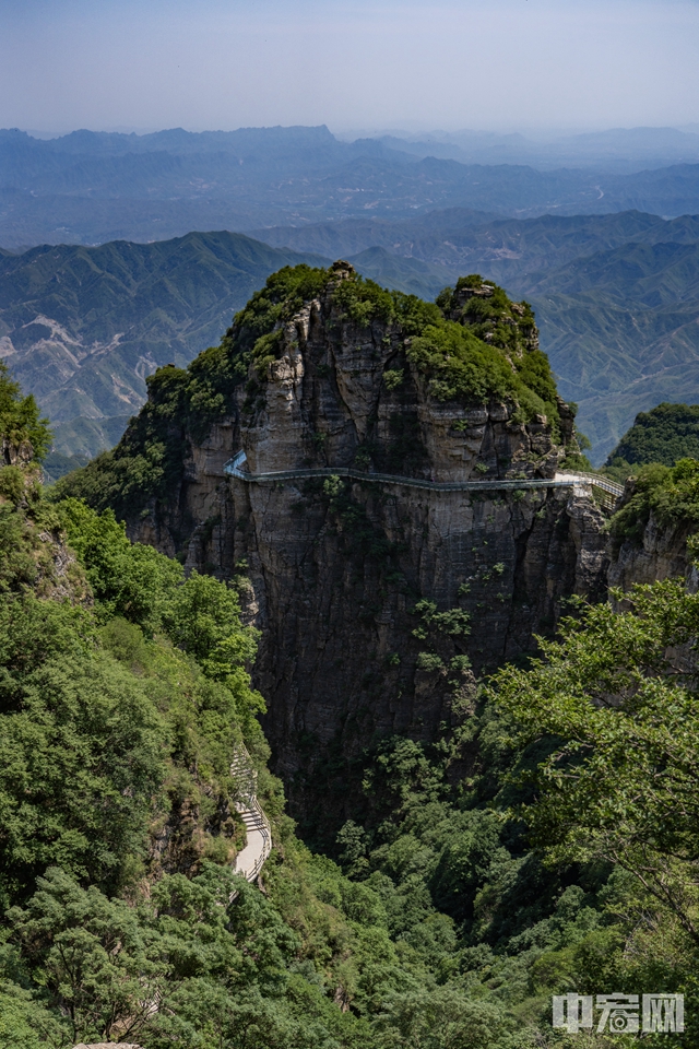 白石山位于河北省涞源县，雄踞八百里太行山最北端，因山上多白色大理石而得名。夏至时节，蓝天白云与奇峰、怪石、古树等交相辉映，构成一幅如诗如画的自然画卷。
