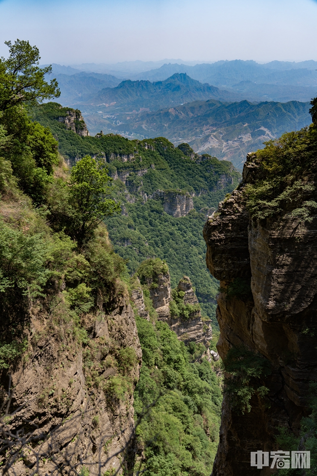 白石山位于河北省涞源县，雄踞八百里太行山最北端，因山上多白色大理石而得名。夏至时节，蓝天白云与奇峰、怪石、古树等交相辉映，构成一幅如诗如画的自然画卷。
