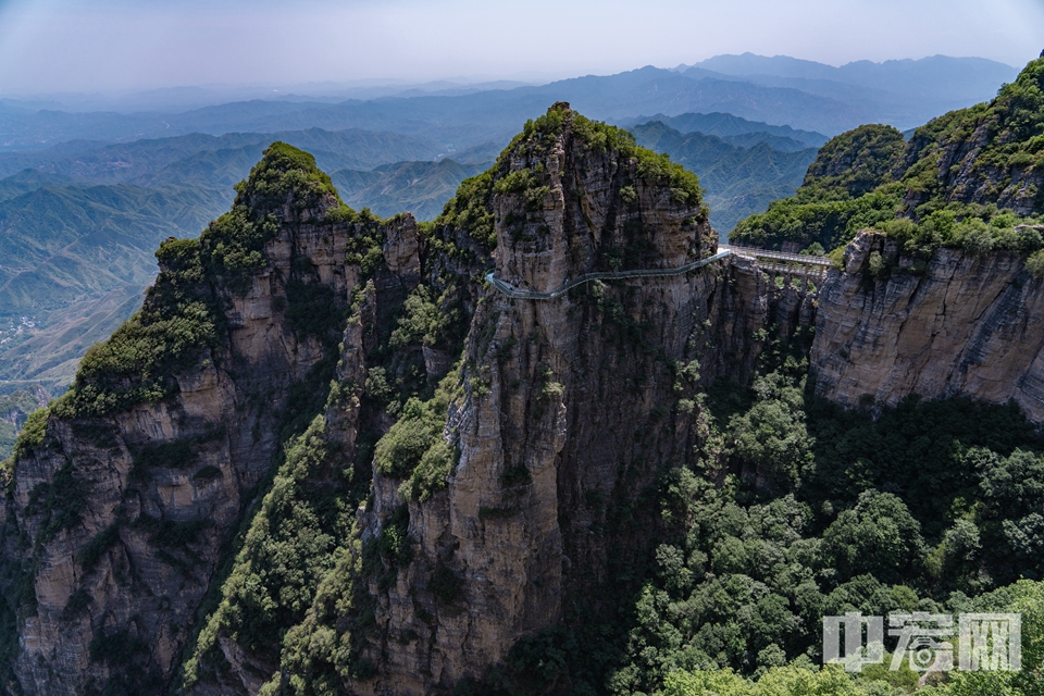 白石山位于河北省涞源县，雄踞八百里太行山最北端，因山上多白色大理石而得名。夏至时节，蓝天白云与奇峰、怪石、古树等交相辉映，构成一幅如诗如画的自然画卷。