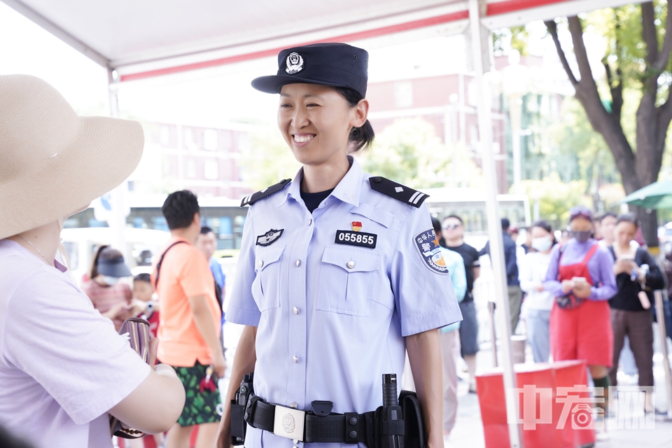 民警在辖区二中、五中现场执勤，并在考点设立便民服务岗，开展周边秩序维护，提示考点周边安保工作，为广大考生参加考试提供交通便利和安全保障，确保中考顺利有序进行。