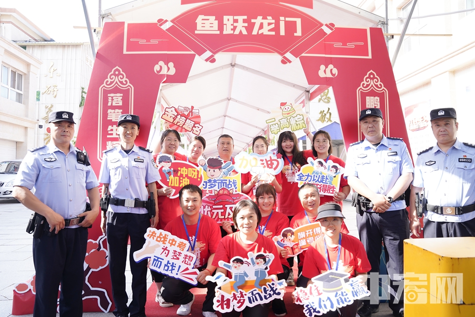 民警在辖区二中、五中现场执勤，并在考点设立便民服务岗，开展周边秩序维护，提示考点周边安保工作，为广大考生参加考试提供交通便利和安全保障，确保中考顺利有序进行。 李霏霏 摄 