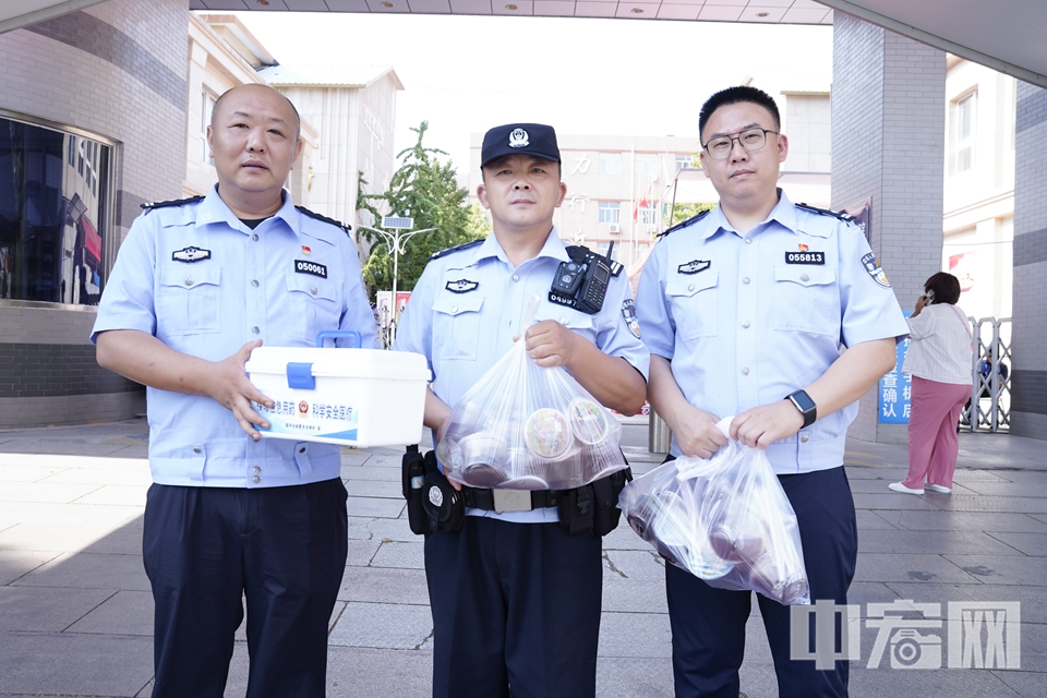 民警在辖区二中、五中现场执勤，并在考点设立便民服务岗，开展周边秩序维护，提示考点周边安保工作，为广大考生参加考试提供交通便利和安全保障，确保中考顺利有序进行。