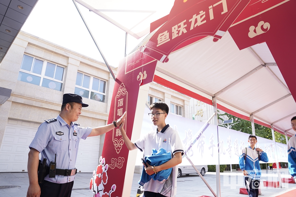 6月24日上午8时，为期三天的2023年北京初中学业水平考试正式开考。为了营造安全、稳定、和谐的中考环境，确保中考工作有序进行，北京昌平区松园派出所民警在辖区二中、五中现场执勤，并在考点设立便民服务岗，开展周边秩序维护，提示考点周边安保工作，为广大考生参加考试提供交通便利和安全保障，确保中考顺利有序进行。