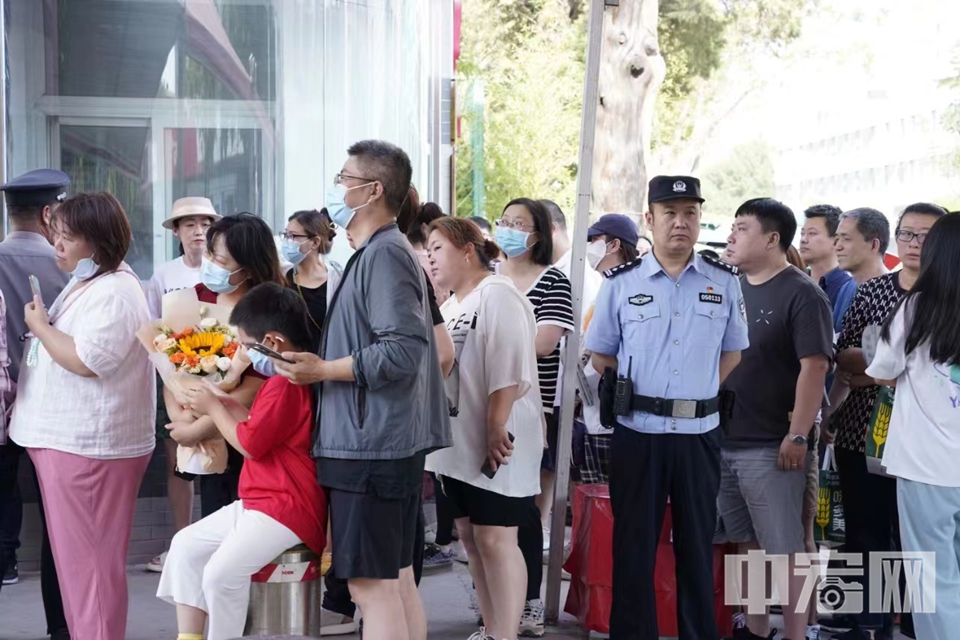 民警在辖区二中、五中现场执勤，并在考点设立便民服务岗，开展周边秩序维护，提示考点周边安保工作，为广大考生参加考试提供交通便利和安全保障，确保中考顺利有序进行。