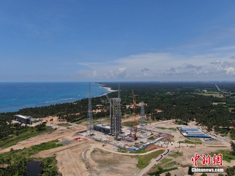 6月26日，航拍建设中的海南商业航天发射场。海南文昌国际航天城成立于2020年。成立以来，文昌国际航天城聚焦航天主业，创新龙头企业招商、新型研发机构招商、应用场景招商、产业链招商、政策招商、基金招商模式，加快推进航天城发射区、高新区、旅游区“三区”联动发展，加快培育火箭链、卫星链、数据链“三链”产业同构，探索发展“航天+”产业，在投融资、土地保障、功能性项目和产业项目落地等方面取得重大进展。 中新社记者 蒋启明 摄
