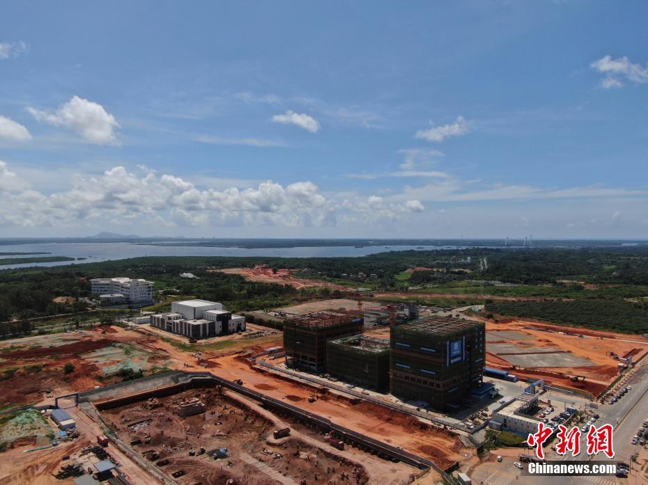6月26日，航拍建设中的海南文昌国际航天城起步区。海南文昌国际航天城成立于2020年。成立以来，文昌国际航天城聚焦航天主业，创新龙头企业招商、新型研发机构招商、应用场景招商、产业链招商、政策招商、基金招商模式，加快推进航天城发射区、高新区、旅游区“三区”联动发展，加快培育火箭链、卫星链、数据链“三链”产业同构，探索发展“航天+”产业，在投融资、土地保障、功能性项目和产业项目落地等方面取得重大进展。 中新社记者 蒋启明 摄