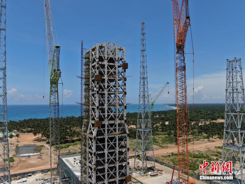 6月26日，航拍建设中的海南文昌国际航天城起步区。海南文昌国际航天城成立于2020年。成立以来，文昌国际航天城聚焦航天主业，创新龙头企业招商、新型研发机构招商、应用场景招商、产业链招商、政策招商、基金招商模式，加快推进航天城发射区、高新区、旅游区“三区”联动发展，加快培育火箭链、卫星链、数据链“三链”产业同构，探索发展“航天+”产业，在投融资、土地保障、功能性项目和产业项目落地等方面取得重大进展。 中新社记者 蒋启明 摄