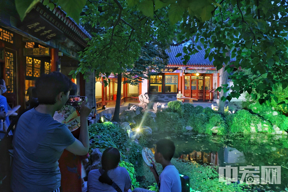 近期，《印·静心》北海文化深度体验活动开幕，包括中华传统文化展演、茶艺表演、糕点品鉴等内容。据了解，《印·静心》北海文化深度体验活动每日20点组织一场，时长约40分钟，每场限流120人。目前，每周二、周三、周五、周六20点推出。价格为180元/人。预约方式将在北海公园官方公众号和微博上公布。 陈硕 摄