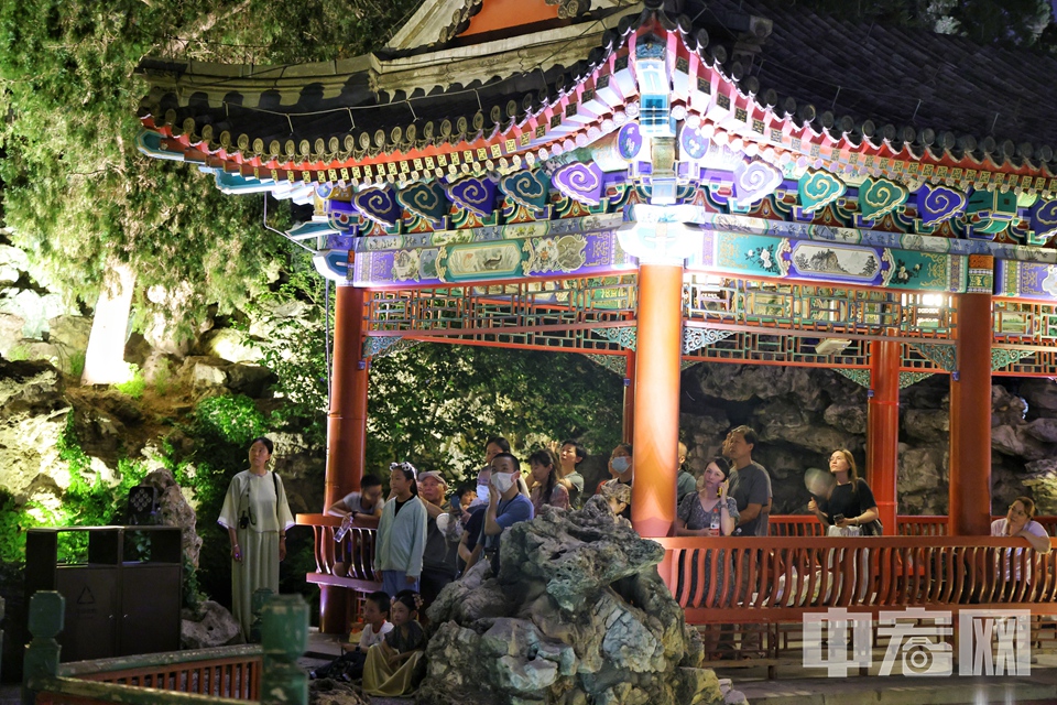 近期，《印·静心》北海文化深度体验活动开幕，包括中华传统文化展演、茶艺表演、糕点品鉴等内容。据了解，《印·静心》北海文化深度体验活动每日20点组织一场，时长约40分钟，每场限流120人。目前，每周二、周三、周五、周六20点推出。价格为180元/人。预约方式将在北海公园官方公众号和微博上公布。 陈硕 摄