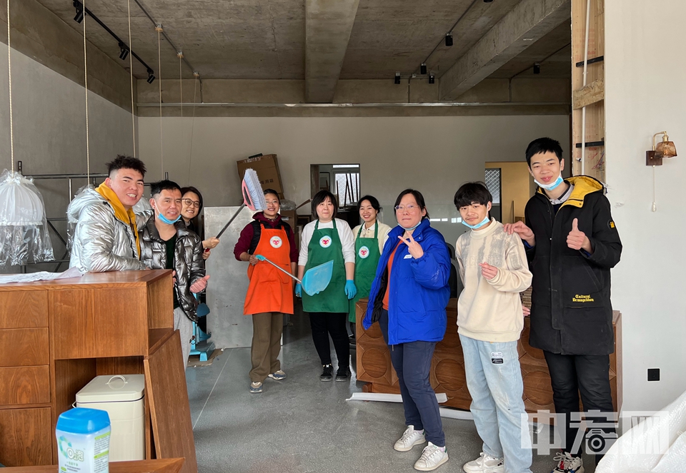 今年年初，由于无力负担两家店的开销，李绍嬅无奈只好选择闭店。6年历经6次搬家，讲到咖啡屋的过往艰辛，李绍嬅几次哽咽。图为2023年，咖啡屋员工和志愿者在昌平店址打扫卫生。 受访者供图