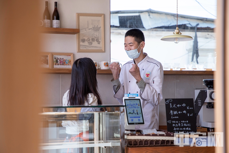 赵维是店里的烘焙师，笑起来很有特点，从2017年起，他就在咖啡屋学习，也是烘焙教室最资深的学员之一。李绍嬅曾经希望到学员家中进行家访，却遭到了多数人的拒绝。原来，许多学员家境贫寒，担心老师到家后遭其嗤笑。唯独赵维听到后满心欢喜，邀请李绍嬅家访。2018年春节前，李绍嬅带着两个女儿，开车7个多小时，来到河北的大山中，见到了赵维和他的家人。 中宏网记者 康书源 摄