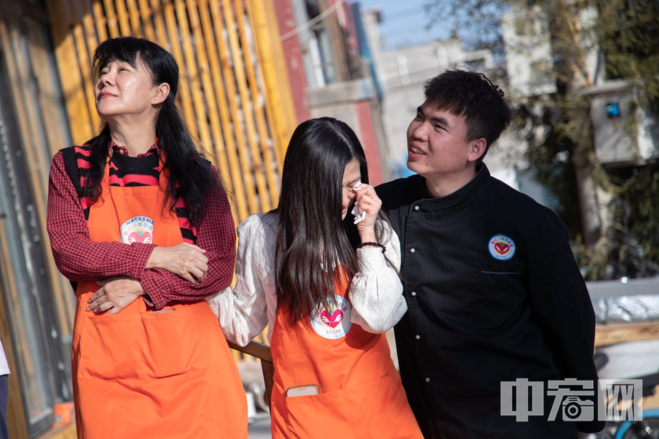 2023年3月3日，经历了诸多变故的咖啡屋在昌平区辛庄村又挂起了牌子。当“彩虹天使咖啡屋”的灯牌又出现在店外时，李绍嬅再次落泪。 中宏网记者 康书源 摄