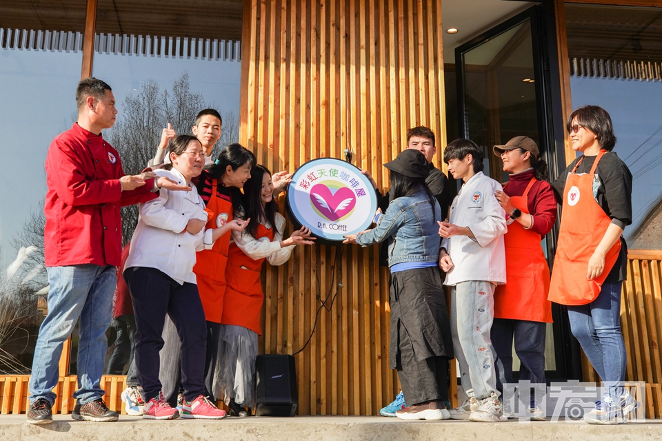 彩虹天使咖啡屋坐落在北京昌平区的辛庄村，从外面看去，咖啡屋与村内的另外几家网红餐厅相比，并没有多少特别的地方。 中宏网记者 富宇 摄