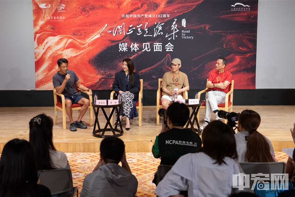 7月11日，曾黎、黄品沅、王劲松、于东江等主要演员集体亮相在国家大剧院举行的媒体见面会，畅谈话剧《人间正道是沧桑》排演的台前幕后。王劲松与曾黎、黄品沅曾在电视剧中分别有过合作。此次在戏剧舞台重逢，他们将上演剪不断理还乱的情感纠葛，还有因信仰不同而分崩离析的师生情谊。据悉，话剧《人间正道是沧桑》将于7月13至16日亮相国家大剧院国际戏剧季。