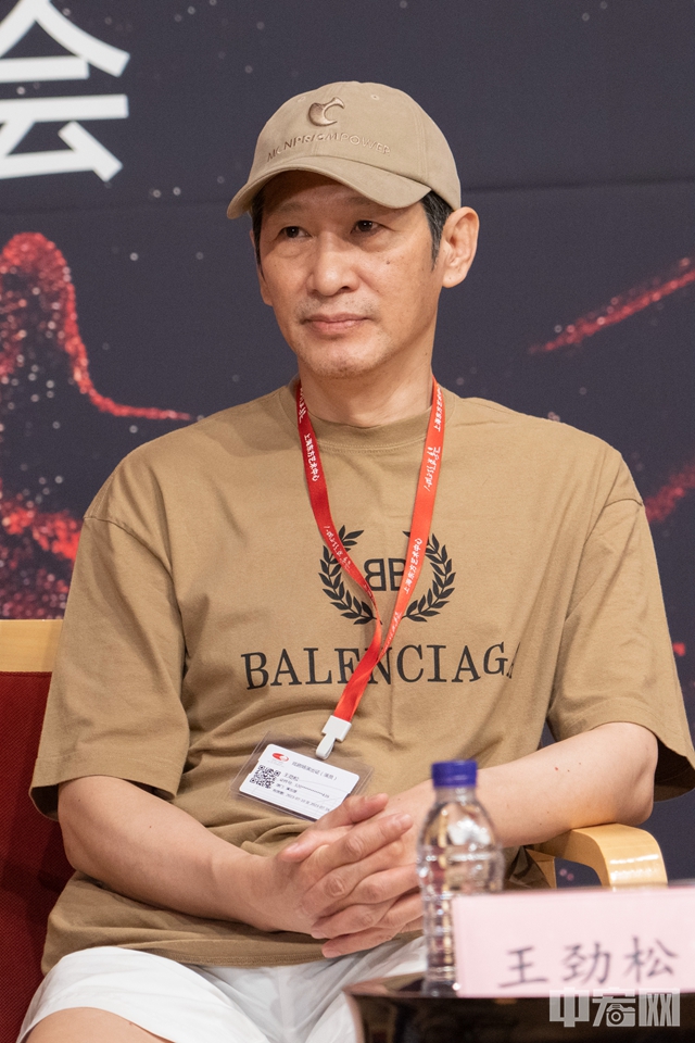 7月11日，曾黎、黄品沅、王劲松、于东江等主要演员集体亮相在国家大剧院举行的媒体见面会，畅谈话剧《人间正道是沧桑》排演的台前幕后。王劲松与曾黎、黄品沅曾在电视剧中分别有过合作。此次在戏剧舞台重逢，他们将上演剪不断理还乱的情感纠葛，还有因信仰不同而分崩离析的师生情谊。据悉，话剧《人间正道是沧桑》将于7月13至16日亮相国家大剧院国际戏剧季。