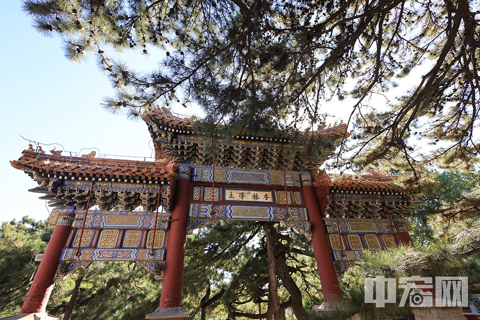 1950年，北京市园林局接管了潭柘寺，稍加整修后，作为名胜古迹景区向游人开放，成为北京市首批开放的七个公园景区之一。