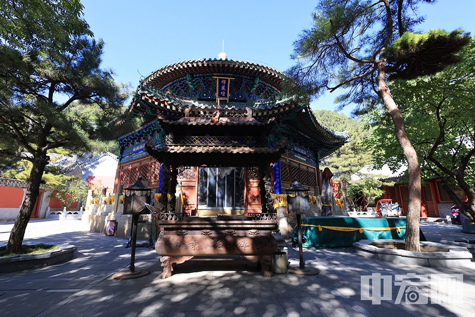 西路有楞严坛、戒台和观音殿等，庄严肃穆。此外，还有位于山门外山坡上的安乐堂和上、下塔院以及建于后山的少师静室、歇心亭、龙潭、御碑等。