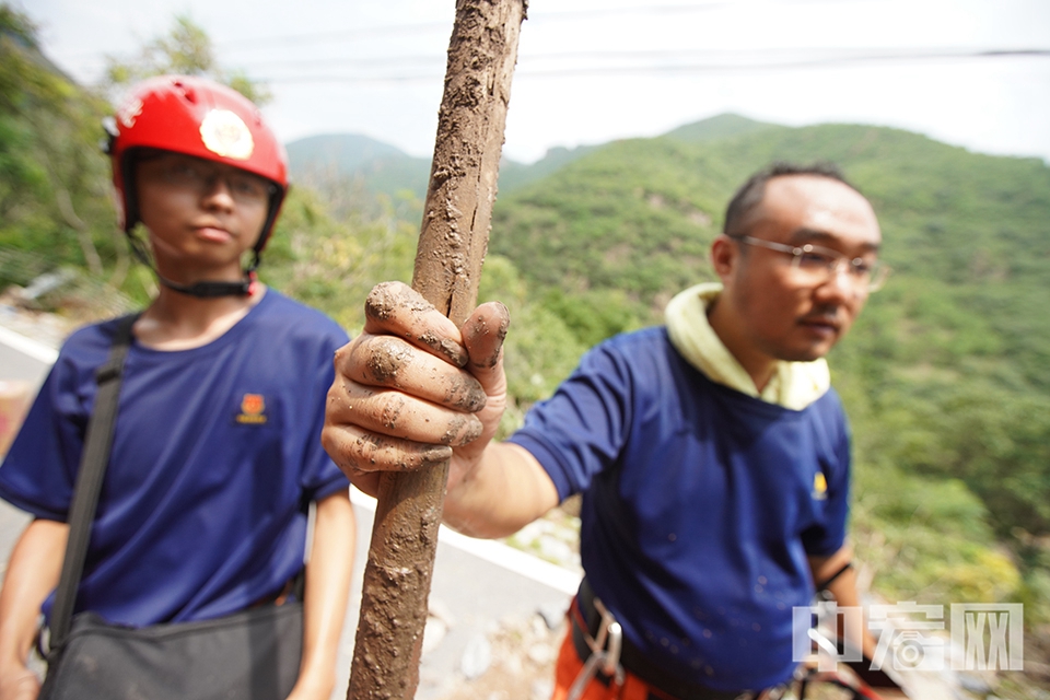 救援人员准备前行探路。 中宏网记者 康书源 摄