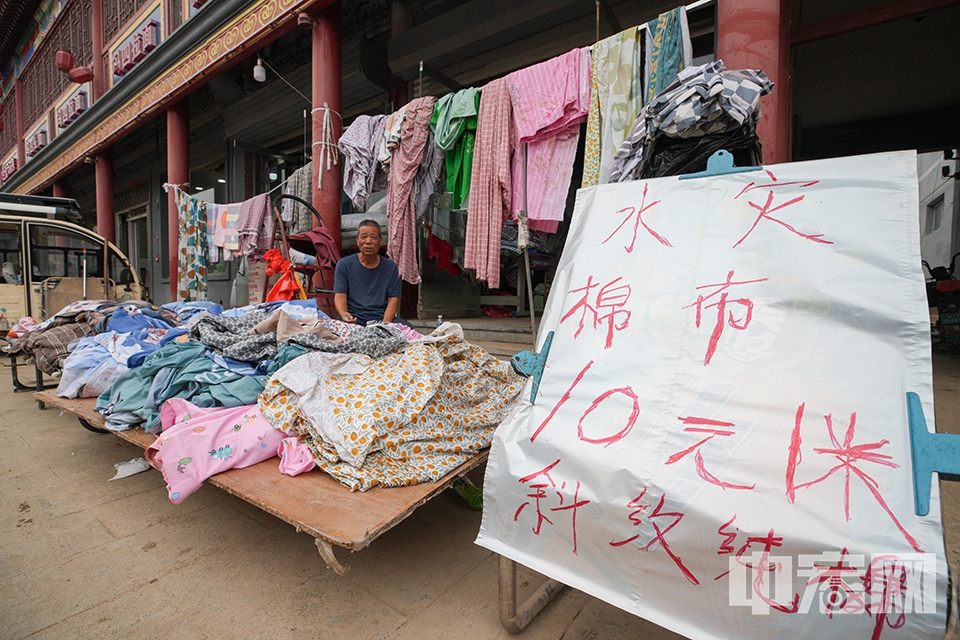 鼓楼大街一家店铺将被淹的商品打折出售。 中宏网记者 富宇 摄