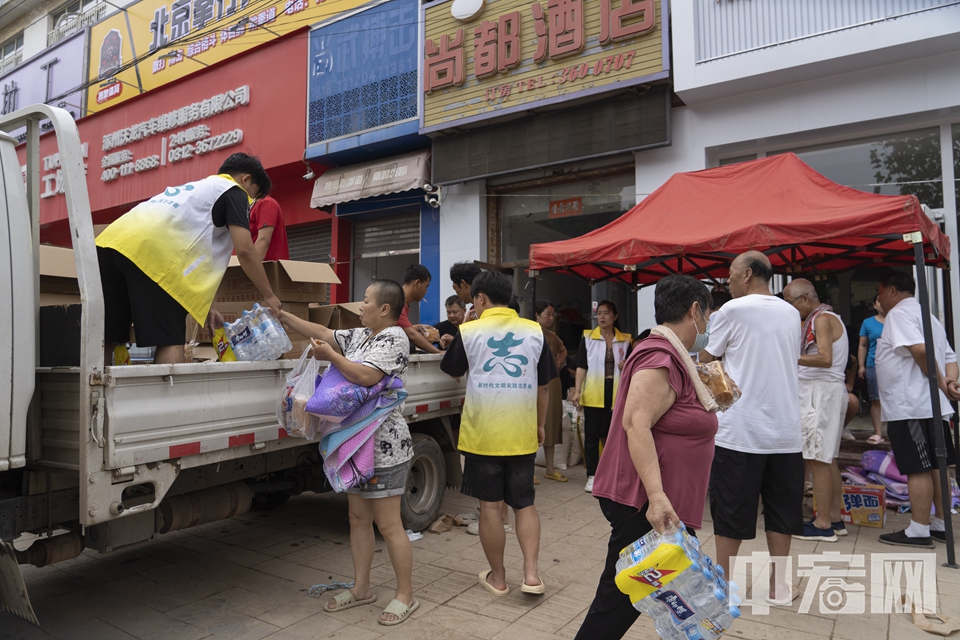 民众正在华阳路旁一处物资发放点领取物资。 中宏网记者 康书源 摄