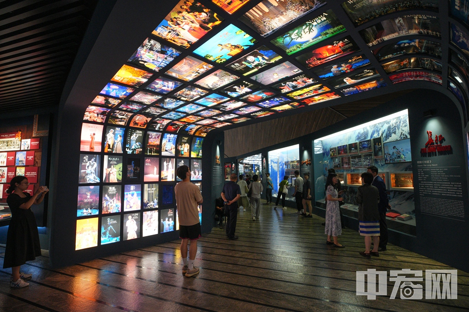 位于大剧院五层的《永不落幕的舞台——国家大剧院艺术成果展》。 中宏网记者 富宇 摄