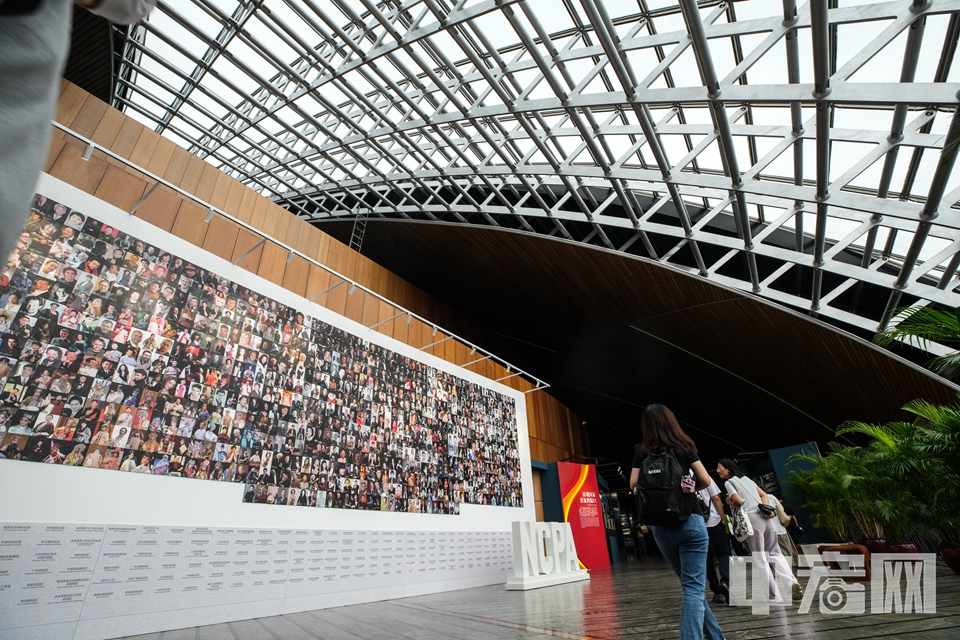 位于大剧院五层的《永不落幕的舞台——国家大剧院艺术成果展》。 中宏网记者 富宇 摄