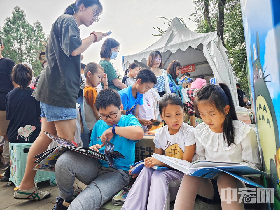 为期十一天的北京地坛书市于今天（9月18日）下午落下帷幕。据地坛书市组委会相关负责人介绍，刚刚过去的这个双休日（9月16日—17日）共迎客16万余人次，过去十天（9月8日至17日）地坛书市营业期间累计进园读者44.75万人次。陈硕 摄