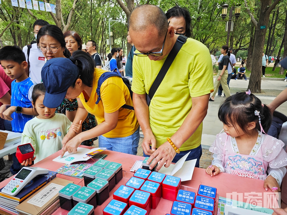 为期十一天的北京地坛书市于今天（9月18日）下午落下帷幕。据地坛书市组委会相关负责人介绍，刚刚过去的这个双休日（9月16日—17日）共迎客16万余人次，过去十天（9月8日至17日）地坛书市营业期间累计进园读者44.75万人次。陈硕 摄