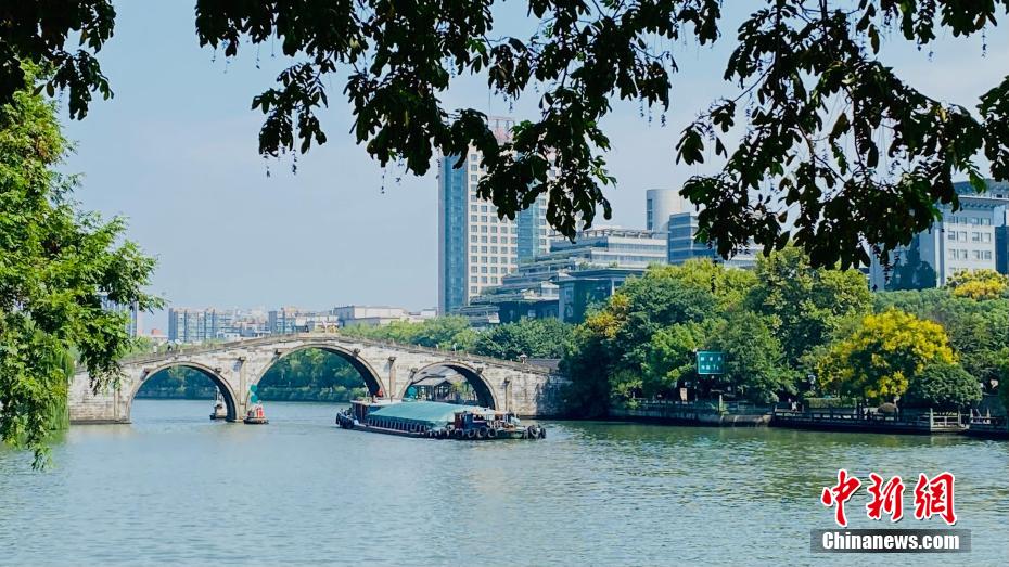 横跨于京杭大运河上的拱宸桥。钱晨菲 摄