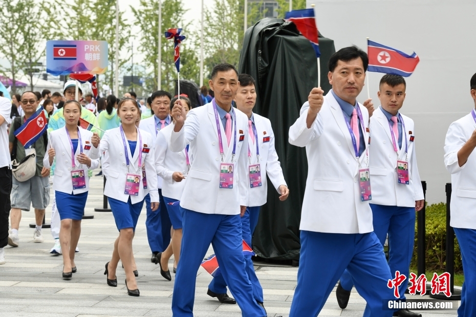 9月22日，浙江杭州，杭州第19届亚运会运动员村内举行代表团欢迎仪式，欢迎入住运动员村的代表团。图为朝鲜代表团参加欢迎仪式。中新社记者 王东明 摄