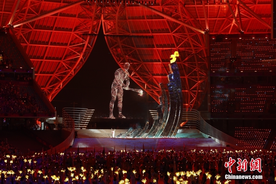 9月23日，杭州第19届亚运会开幕式在浙江杭州奥体中心体育场举行。图为开幕式点火仪式。 中新社记者 富田 摄
