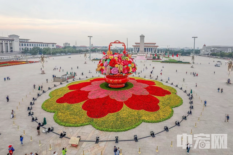 近日，“祝福祖国”巨型花篮亮相天安门广场，今年广场花篮首次装入象征丰收的五谷元素。